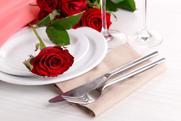 Tabulka nastavení s růží — Stock fotografie