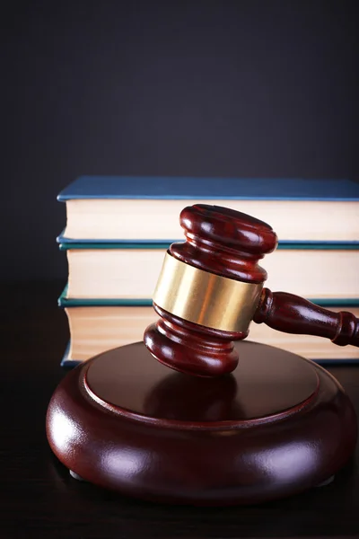 Richterhammer und Bücher — Stockfoto