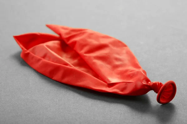 Balão vermelho estourado — Fotografia de Stock