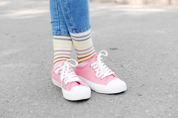 Женские ноги в разноцветных носках — стоковое фото