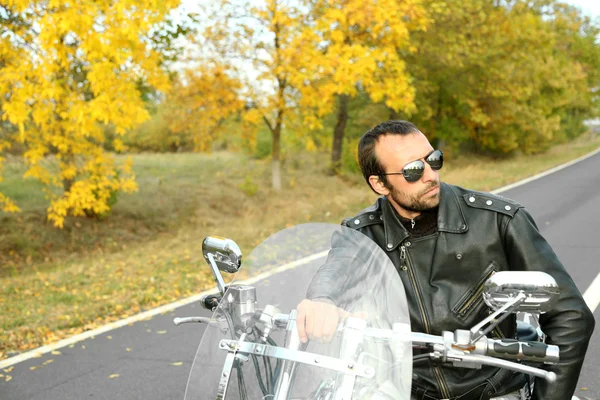 Hombre motociclista se sienta en bicicleta — Foto de Stock