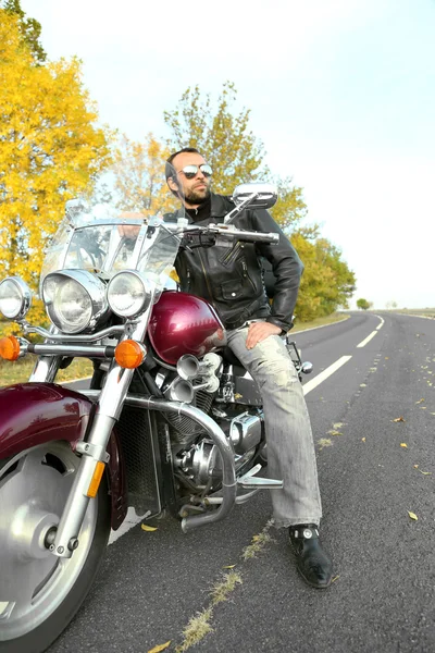 Hombre motociclista se sienta en bicicleta —  Fotos de Stock