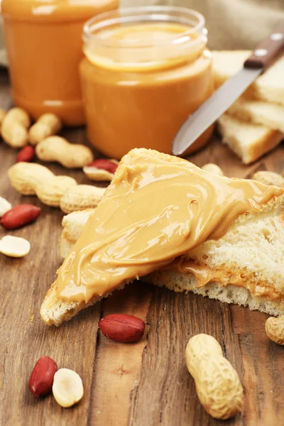 Brotscheiben mit cremiger Erdnussbutter — Stockfoto