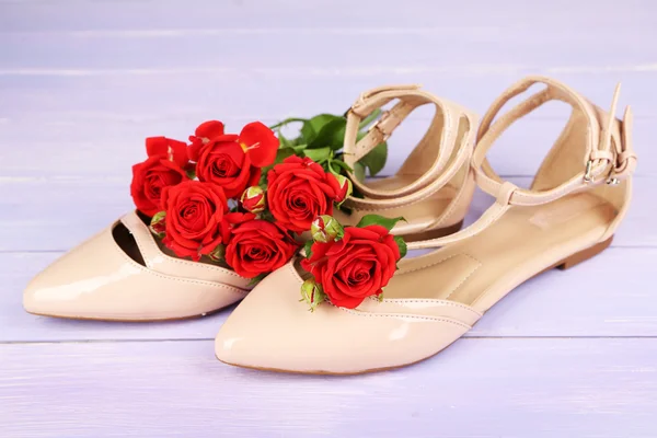 Mooie vrouw schoenen met bloemen — Stockfoto