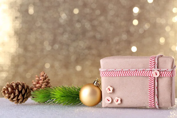 Dárková krabice a vánoční výzdoba — Stock fotografie