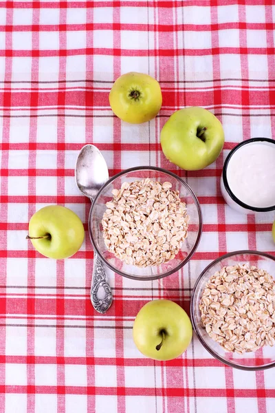 Farina d'avena, tazza di latte e mele — Foto Stock