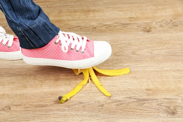 Schuh rutscht auf Bananenschale — Stockfoto