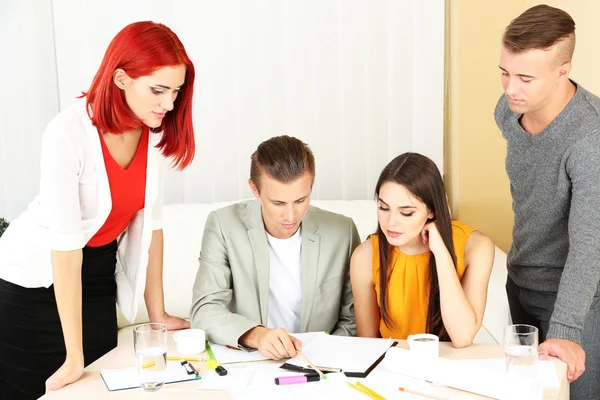 Personas que tienen reunión — Foto de Stock