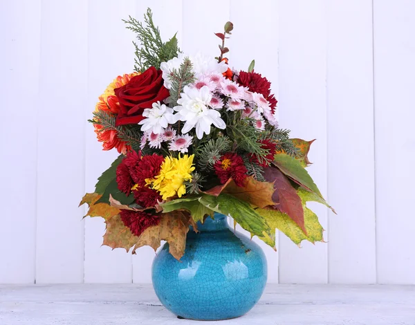 Bukiet kwiatów w wazonie niebieski — Zdjęcie stockowe