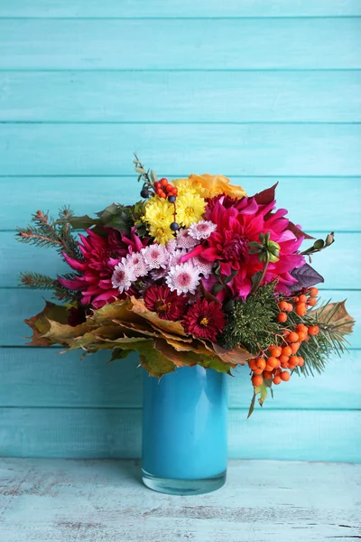 Квітковий букет у синій вазі — стокове фото