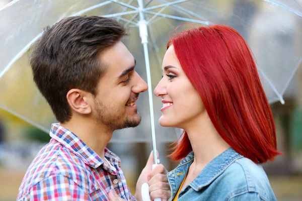 Casal amoroso sob guarda-chuva — Fotografia de Stock