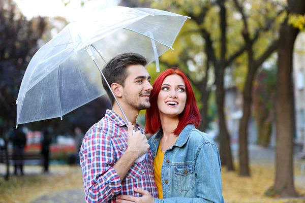 Pareja cariñosa bajo paraguas — Foto de Stock