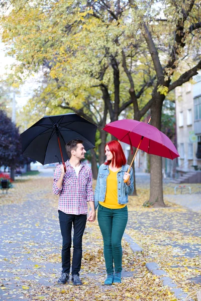 Casal amoroso sob guarda-chuva — Fotografia de Stock