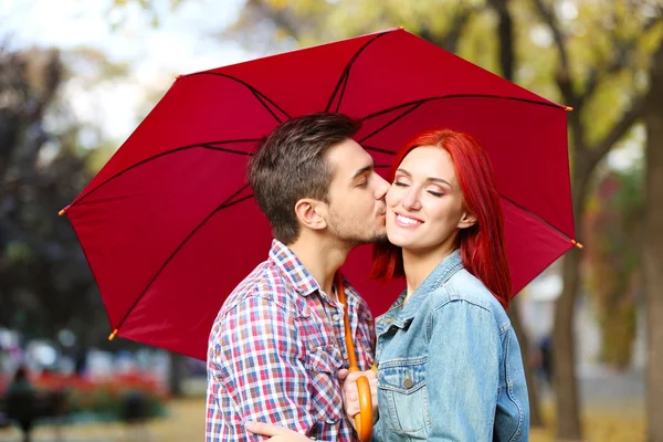 Ζευγάρι ερωτευμένων κάτω από την ομπρέλα — Φωτογραφία Αρχείου