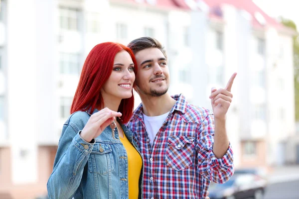 Pareja cariñosa cerca de casa — Foto de Stock