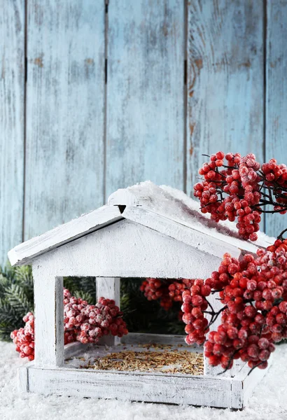Птичий домик ручной работы с ягодами — стоковое фото
