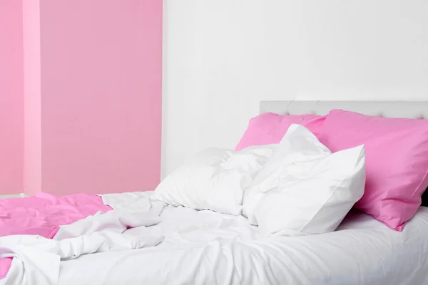 Cama en ropa de cama rosa —  Fotos de Stock