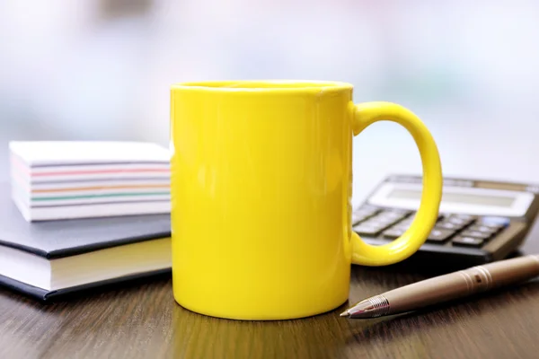 Tasse Tee im Büro — Stockfoto