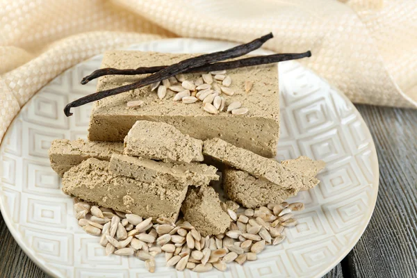 Zonnebloem halva op plaat, op houten achtergrond — Stockfoto