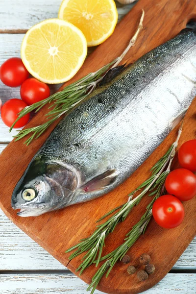 Świeże, surowe ryby i składników żywności na stole — Zdjęcie stockowe