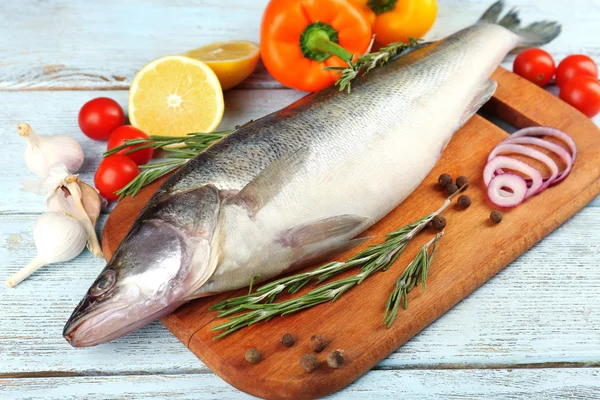 Peixe cru fresco e ingredientes alimentares na mesa — Fotografia de Stock