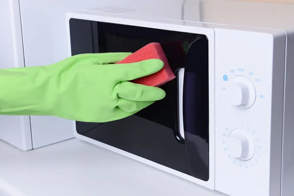 Limpeza forno de microondas — Fotografia de Stock