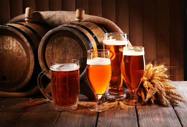 Baril de bière avec verres à bière Images De Stock Libres De Droits