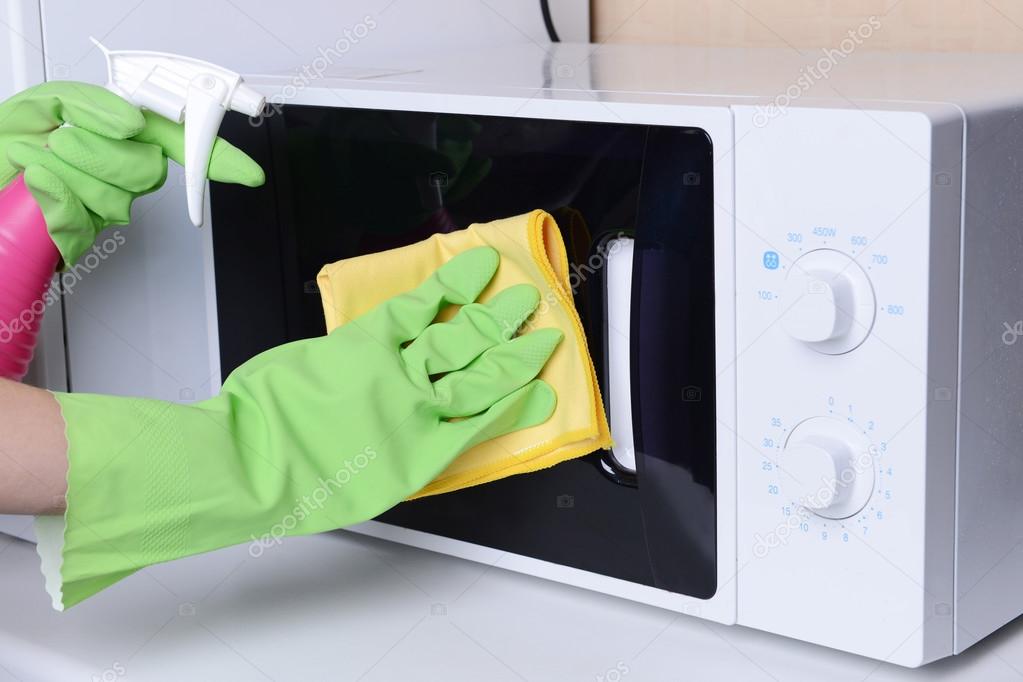 Cleaning microwave oven