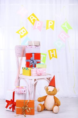 odasındaki birçok doğum günü hediyeleri