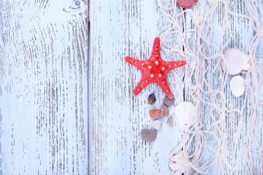 Deniz ve deniz kıyısı yakın çekim mavi ahşap masa dekoru