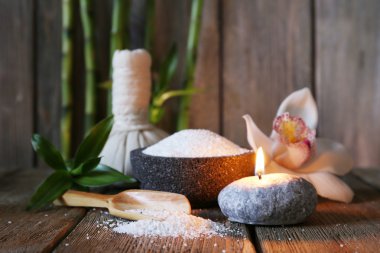 Spa ahşap yüzeyde ayarla