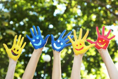 Gülümseyen renkli el