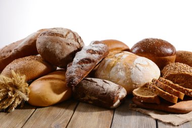Beyaz zemin üzerine masada taze ekmek