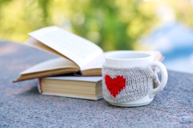 Sıcak bir içecek ve kitap ile Kupası