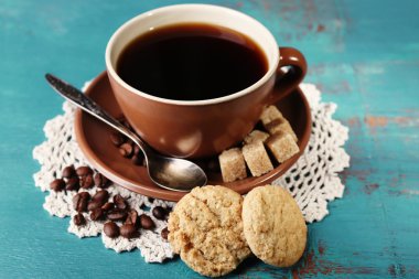 Cam fincan kahve ve lezzetli Kurabiye