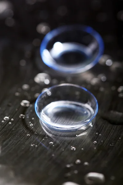 Kontaktlinsen mit Wassertropfen — Stockfoto