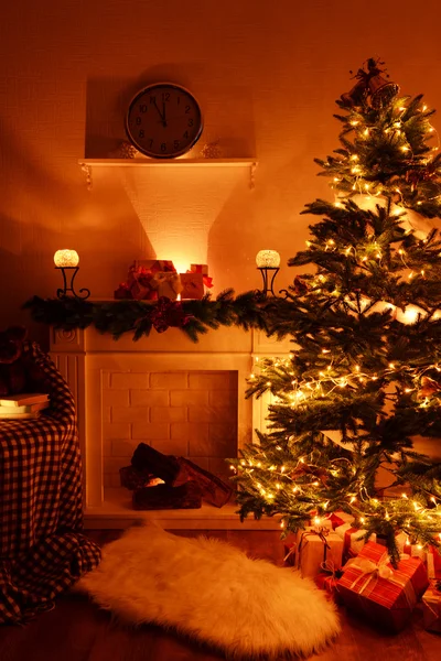 Árbol de Navidad cerca de chimenea —  Fotos de Stock