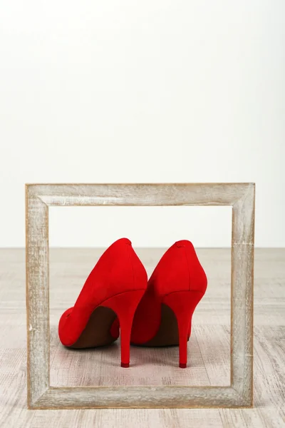 Zapatos de mujer rojos —  Fotos de Stock