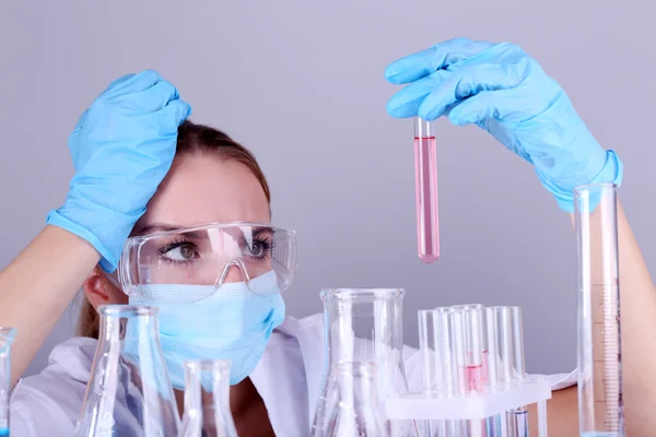 Asistente de laboratorio haciendo pruebas médicas en laboratorio — Foto de Stock