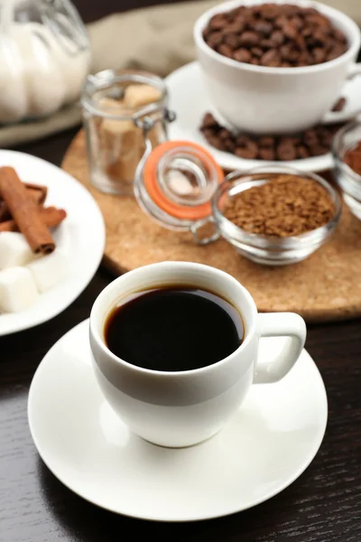 Nybryggt kaffe med flera ingredienser — Stockfoto