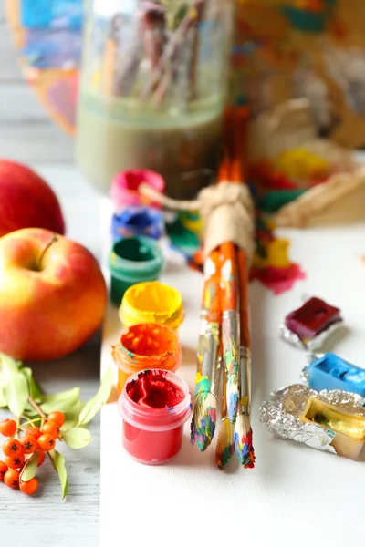 Bodegón con materiales de arte profesional — Foto de Stock