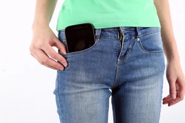 Teléfono inteligente en jeans de bolsillo de cerca — Foto de Stock