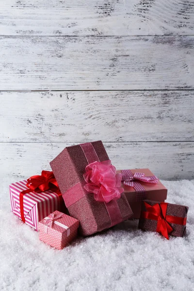 Coffrets cadeaux sur fond en bois — Photo