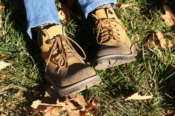 Füße in Stiefeln auf Gras — Stockfoto
