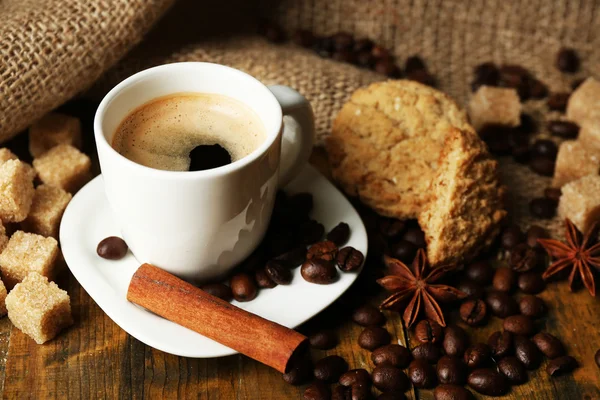 Tazza di caffè e biscotti gustosi — Foto Stock