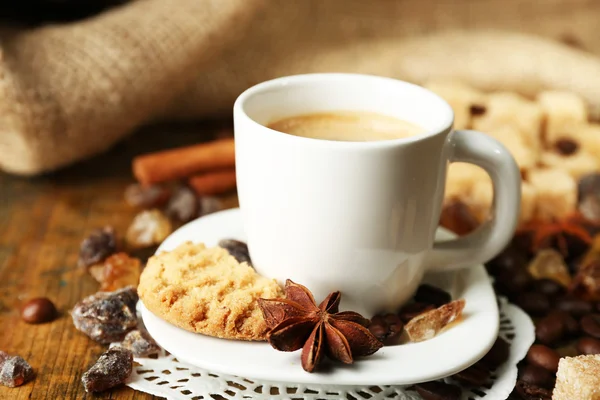 Taza de café y sabrosa galleta —  Fotos de Stock