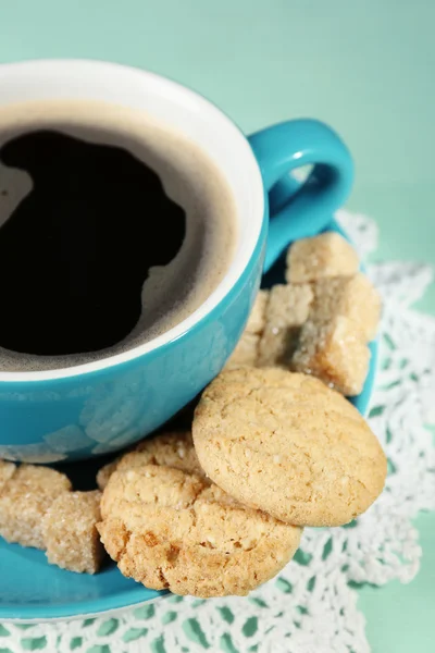 Tasse Kaffee und leckeres Gebäck — Stockfoto