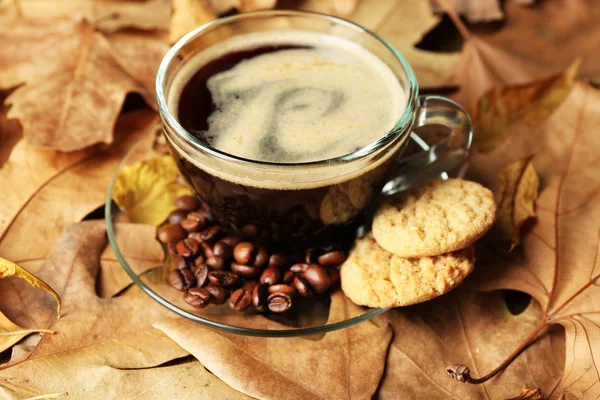 Kaffee, leckere Plätzchen und Herbstblätter — Stockfoto