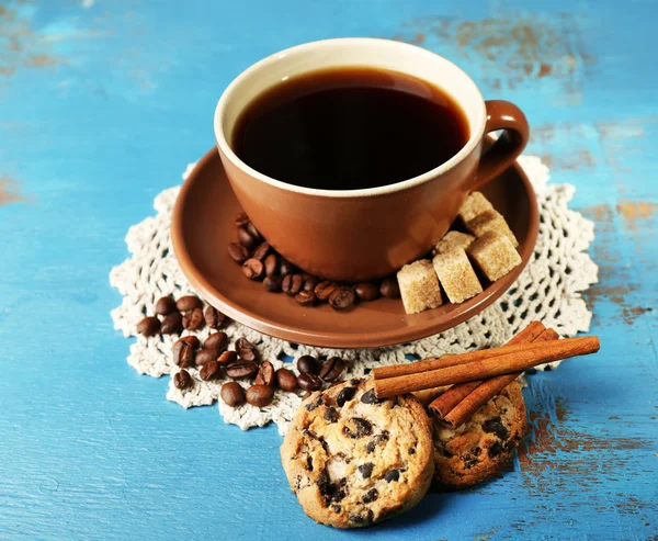 Glass cup of coffee and tasty cookie — Stock Photo, Image