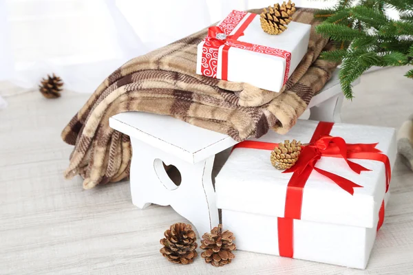 Regalos de Navidad cerca de árbol de Navidad — Foto de Stock